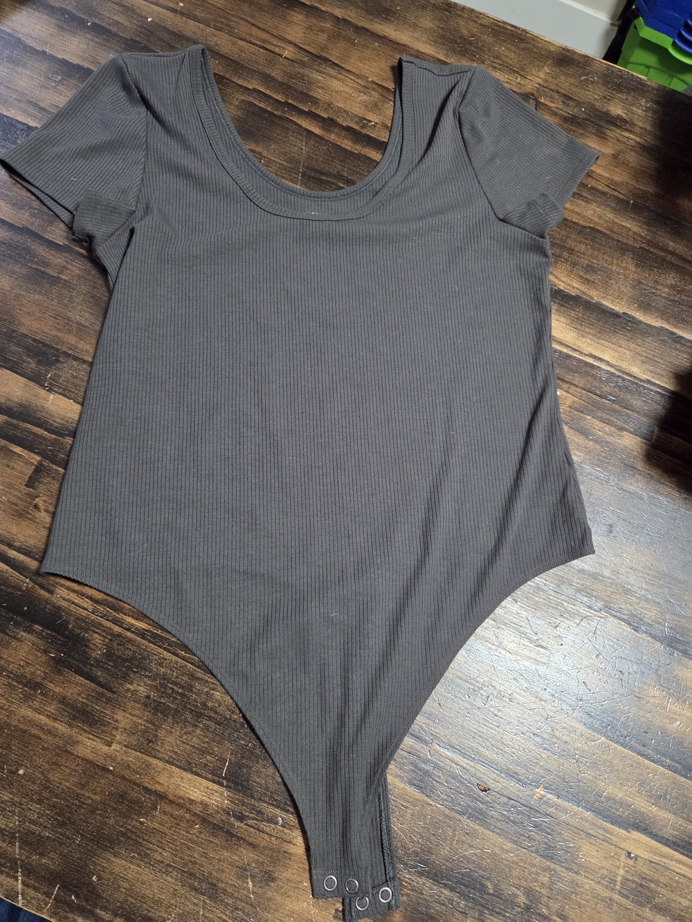 American Eagle Outfitters Ribbed Scoop Neck Short Sleeve Bodysuit in Charcoal